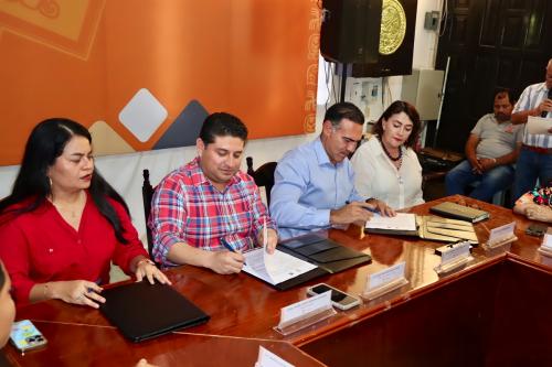 15-–-FIRMA-DE-CONVENIO-CON-EL-PRESIDENTE-MUNICIPAL-DE-TACOTALPA-LIC.-RICKY-ANOTONIO-ARCOS-PEREZ-EN-EL-PALACIO-MUNICIPAL-DEL-MISMO