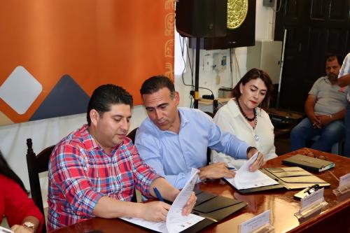 17-–-FIRMA-DE-CONVENIO-CON-EL-PRESIDENTE-MUNICIPAL-DE-TACOTALPA-LIC.-RICKY-ANOTONIO-ARCOS-PEREZ-EN-EL-PALACIO-MUNICIPAL-DEL-MISMO