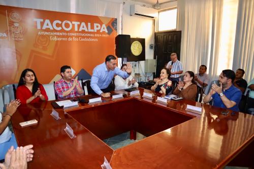 2-–-FIRMA-DE-CONVENIO-CON-EL-PRESIDENTE-MUNICIPAL-DE-TACOTALPA-LIC.-RICKY-ANOTONIO-ARCOS-PEREZ-EN-EL-PALACIO-MUNICIPAL-DEL-MISMO