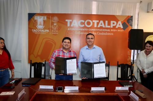 7-–-FIRMA-DE-CONVENIO-CON-EL-PRESIDENTE-MUNICIPAL-DE-TACOTALPA-LIC.-RICKY-ANOTONIO-ARCOS-PEREZ-EN-EL-PALACIO-MUNICIPAL-DEL-MISMO