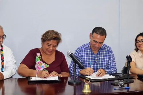 8-FIRMA-DE-CONVENIO-CON-LA-PRESIDENTA-MUNICIPAL-DE-JONUTA-PRFRA.-MARIA-SOLEDAD-VILLAMAYOR-NOTARIO-EN-LAS-INTALACIONES-DEL-COLEGIO-DE-NOTARIOS-DE-TABASCO-A.-C
