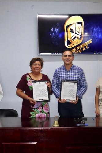 9-FIRMA-DE-CONVENIO-CON-LA-PRESIDENTA-MUNICIPAL-DE-JONUTA-PRFRA.-MARIA-SOLEDAD-VILLAMAYOR-NOTARIO-EN-LAS-INTALACIONES-DEL-COLEGIO-DE-NOTARIOS-DE-TABASCO-A.-C